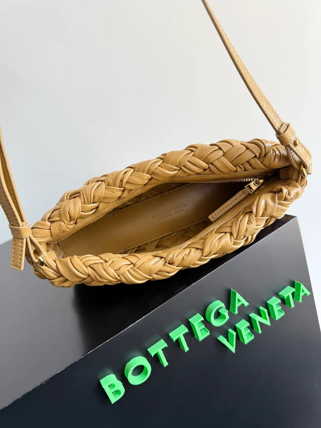 Batch 2560 BottegaVeneta's latest Kalimero cha cha fashionable chacha woven handbag, a solid product! This is really not easy to make. The oil-waxed cowhide used requires craftsmen with more than 10 years of experience to produce the effect. The hand-knitting process is very difficult and time-consuming. It is a very heavy-duty product. It has a unique texture and is worth buying. The length of the shoulder straps is also perfectly adjustable. Style number: 785780 Size: 28.5*15*6cm